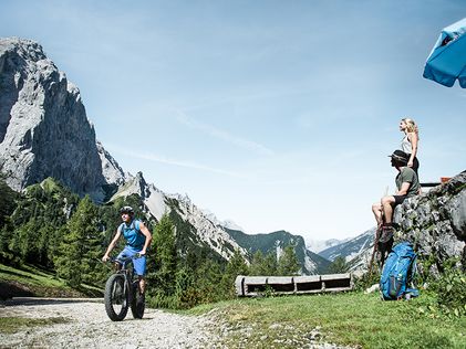 Mountainbiker und Wanderer in Seefeld